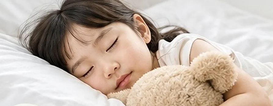 곰인형을 안고 자는 아이